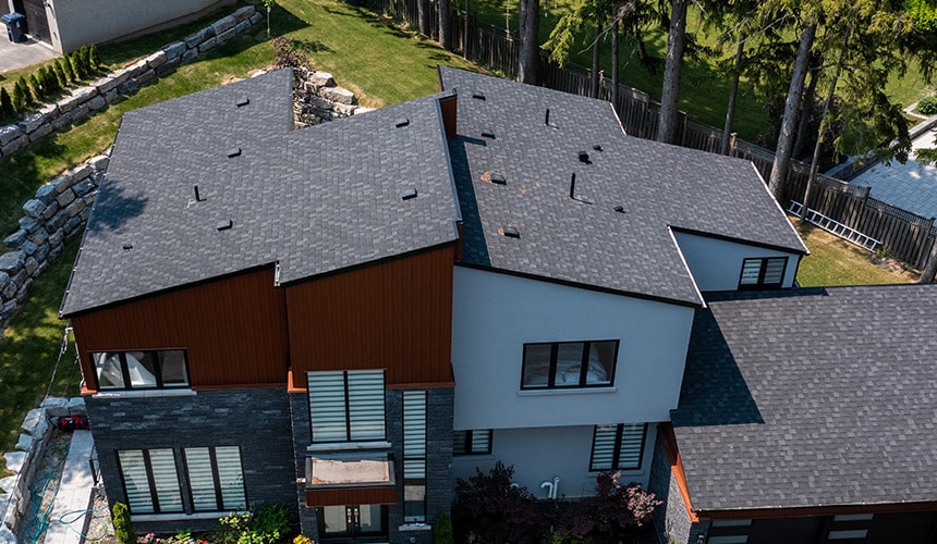 Toiture bardeaux d'asphalte.